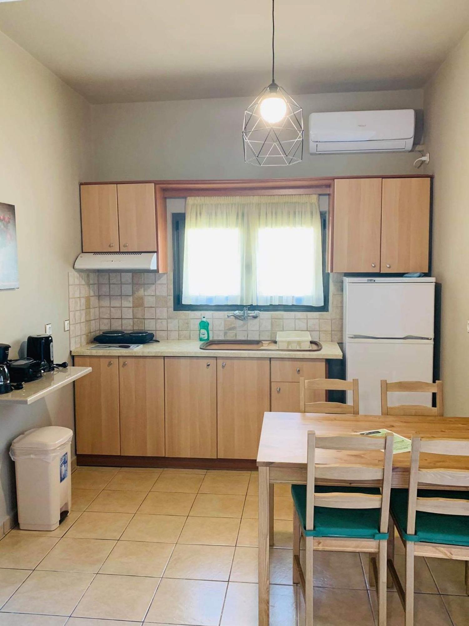 Finikes Apartments Stoúpa Habitación foto
